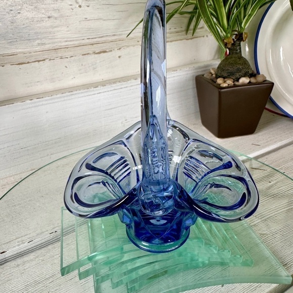 FENTON, VINTAGE, BLUE, GLASS BASKET WITH HANDLE. SMALL, PETAL LIKE BASKET. - Picture 4 of 7
